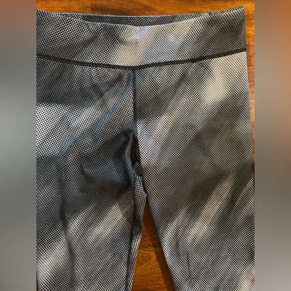 Under Armour capri leggings, black and white print, size med (see measurements) - Picture 2 of 7